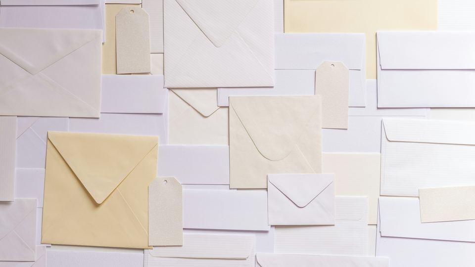 Enveloppes et papier vintage — correspondance artisanale, comme notre relation avec chaque client
