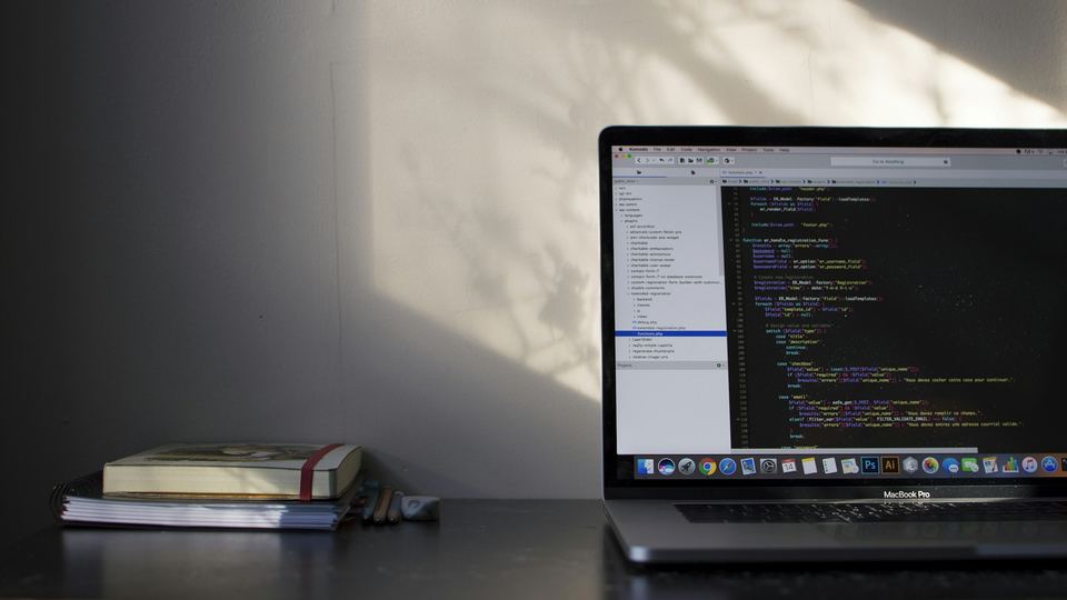 Écran d'ordinateur affichant du code source — la construction artisanale d'un site internet